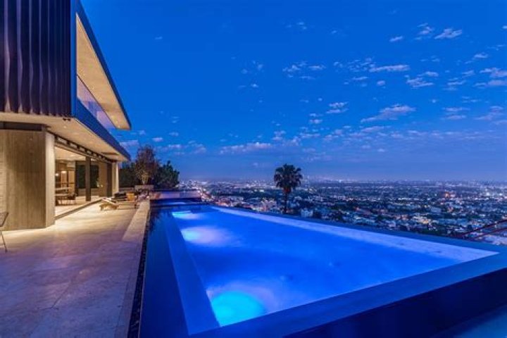Drake Stays At $14,000 Per Night Beverly Hills Mansion